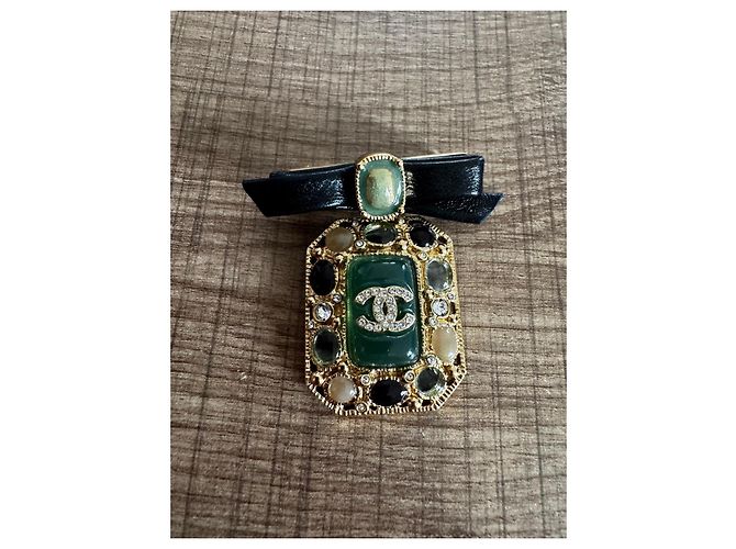 Broche Retangular Chanel com Pedras Verdes e Pretas Gold hardware - vista 3