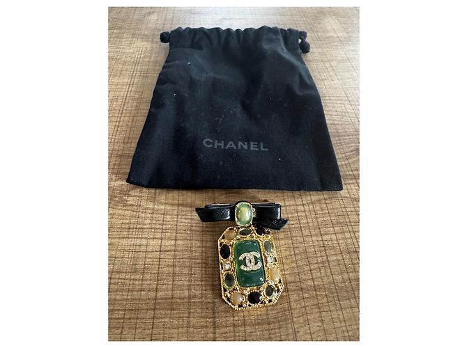 Broche Retangular Chanel com Pedras Verdes e Pretas Gold hardware - vista 4