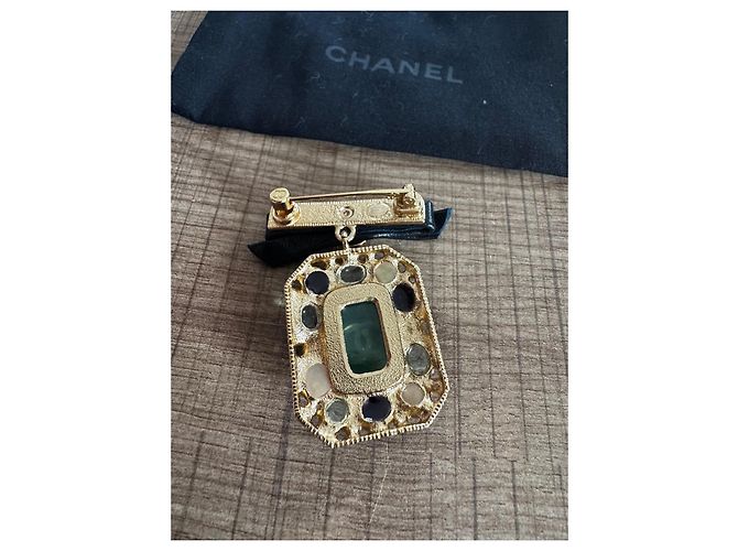 Broche Retangular Chanel com Pedras Verdes e Pretas Gold hardware - vista 5