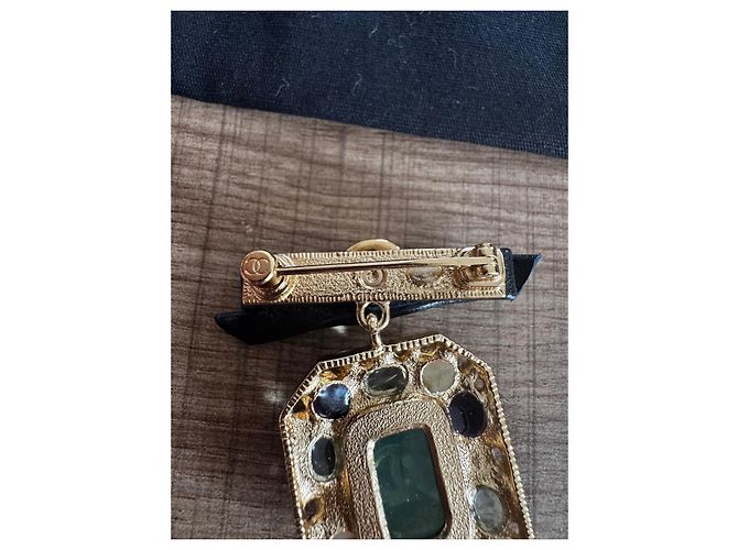 Broche Retangular Chanel com Pedras Verdes e Pretas Gold hardware - vista 6