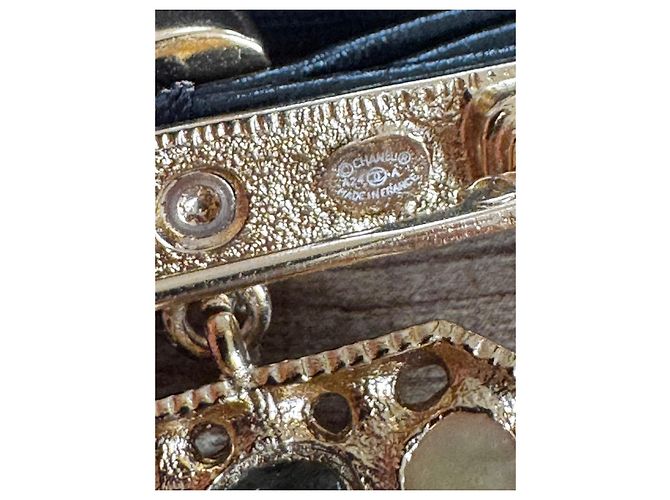 Broche Retangular Chanel com Pedras Verdes e Pretas Gold hardware - vista 7