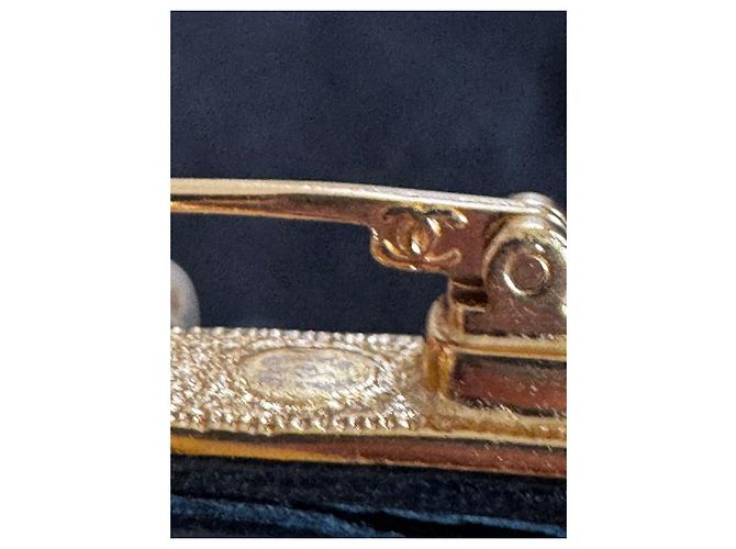 Broche Retangular Chanel com Pedras Verdes e Pretas Gold hardware - vista 8