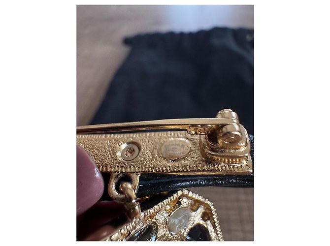 Broche Retangular Chanel com Pedras Verdes e Pretas Gold hardware - vista 9