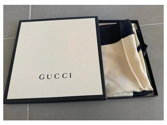 Carré in seta Gucci "Life is Gucci" Nero Crudo - vista 7