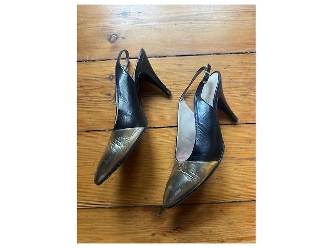 Chanel Décolleté Slingback in pelle nera e oro Nero D'oro - vista 2