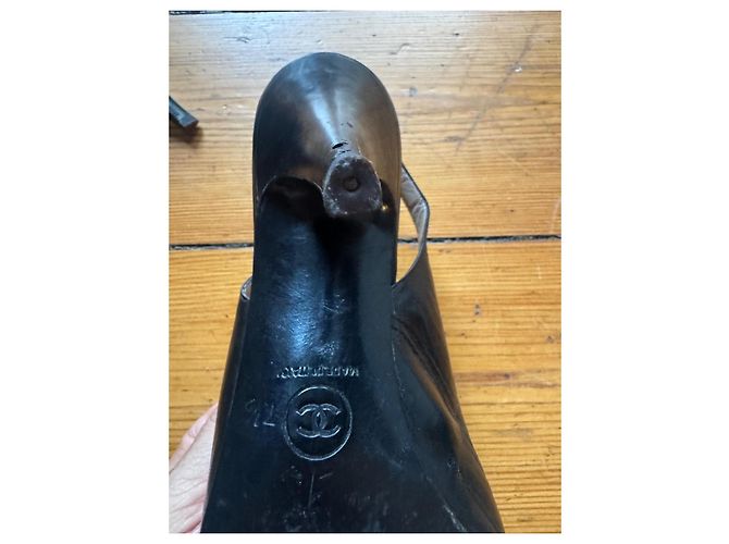 Chanel Décolleté Slingback in pelle nera e oro Nero D'oro - vista 6