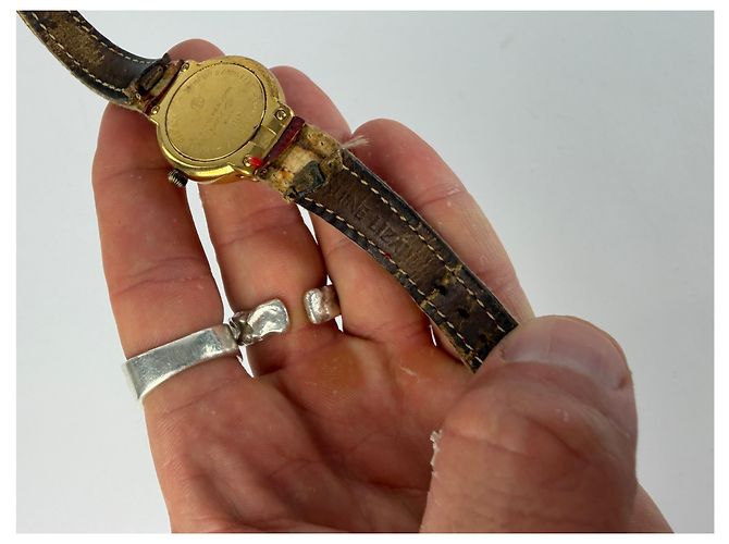 Vintage Courreges Quartz Uhr Gold mit rotem Krokodil-Effekt-Armband Weiß - Ansicht 10