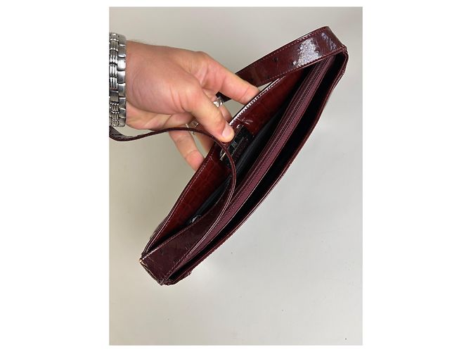Vintage Givenchy Schultertasche aus Leder in Krokodil-Optik Burgundy Bordeaux - Ansicht 3