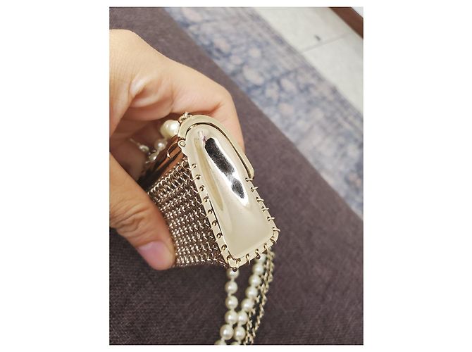 Collana Chanel in perle e catena con mini charm borsa Nero Bianco D'oro - vista 11