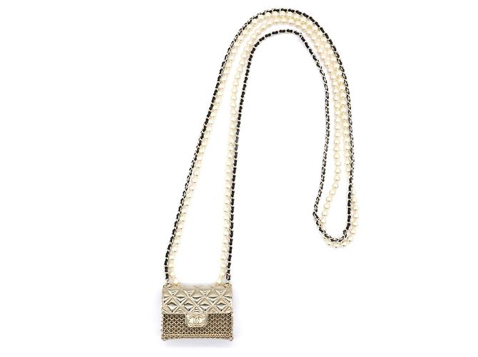 Collana Chanel in perle e catena con mini charm borsa Nero Bianco D'oro - vista 2