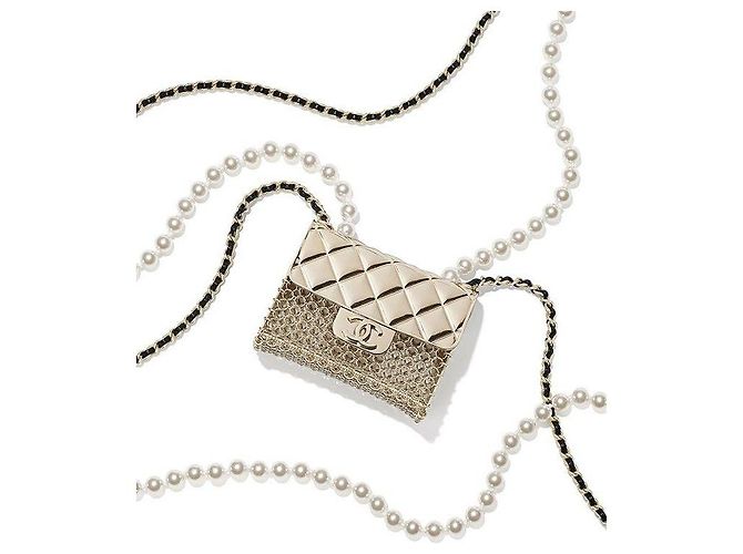 Collana Chanel in perle e catena con mini charm borsa Nero Bianco D'oro - vista 3