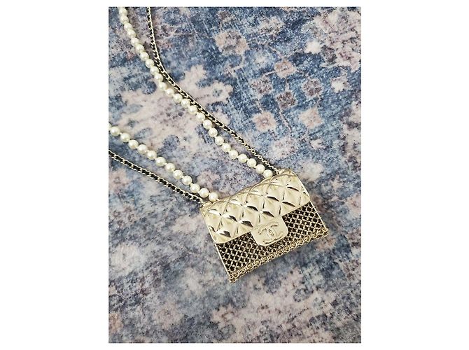 Collana Chanel in perle e catena con mini charm borsa Nero Bianco D'oro - vista 5