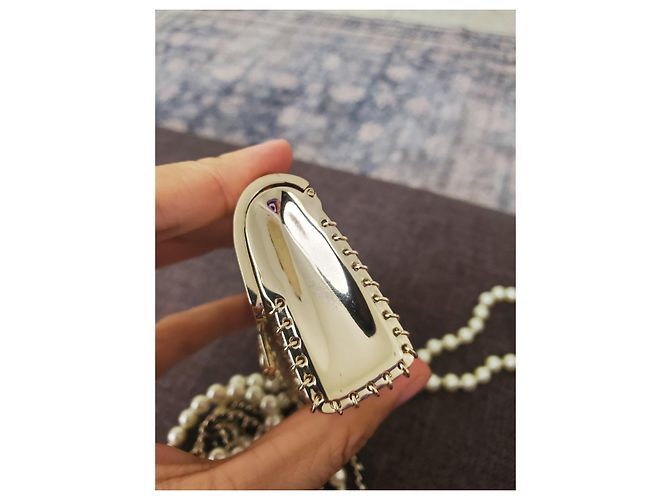 Collana Chanel in perle e catena con mini charm borsa Nero Bianco D'oro - vista 6