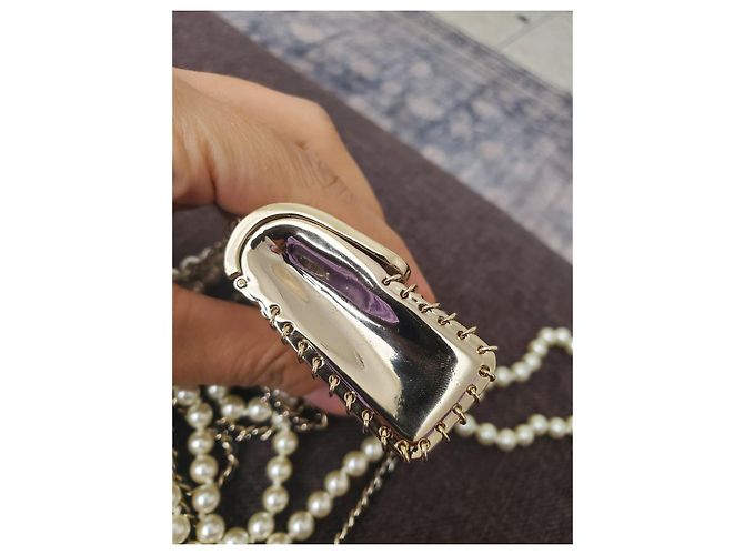 Collana Chanel in perle e catena con mini charm borsa Nero Bianco D'oro - vista 7