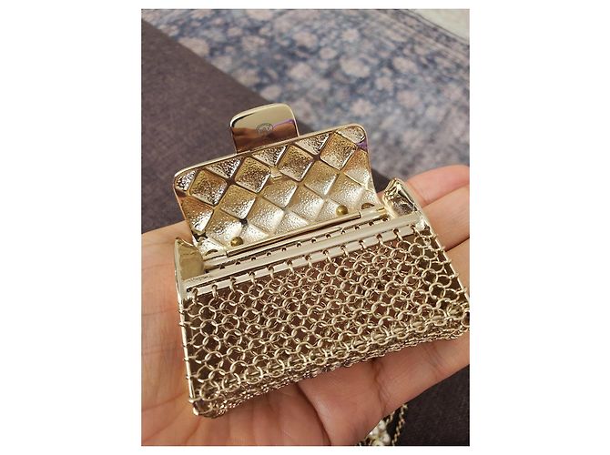 Collana Chanel in perle e catena con mini charm borsa Nero Bianco D'oro - vista 8