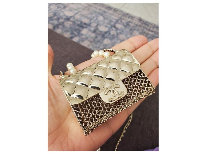 Collana Chanel in perle e catena con mini charm borsa Nero Bianco D'oro - vista 9
