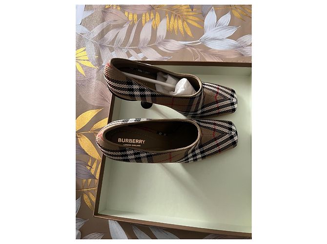Burberry Check Pumps aus Canvas Schwarz Weiß Rot Beige - Ansicht 8