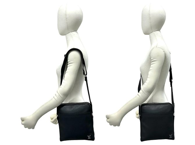 Bolso de hombro Louis Vuitton de cuero negro - vista 2