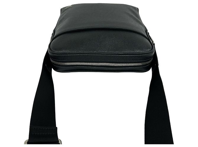 Bolso de hombro Louis Vuitton de cuero negro - vista 4