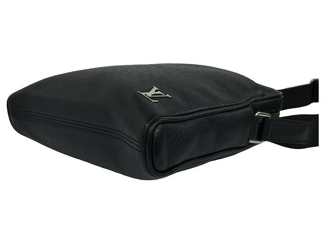 Bolso de hombro Louis Vuitton de cuero negro - vista 8
