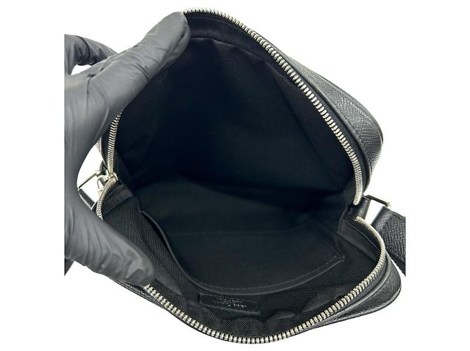 Bolso de hombro Louis Vuitton de cuero negro - vista 9