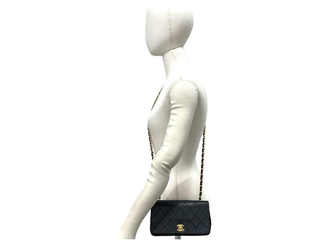 Timeless Borsa a tracolla Chanel in pelle d'agnello matelassé nera Nero - vista 3