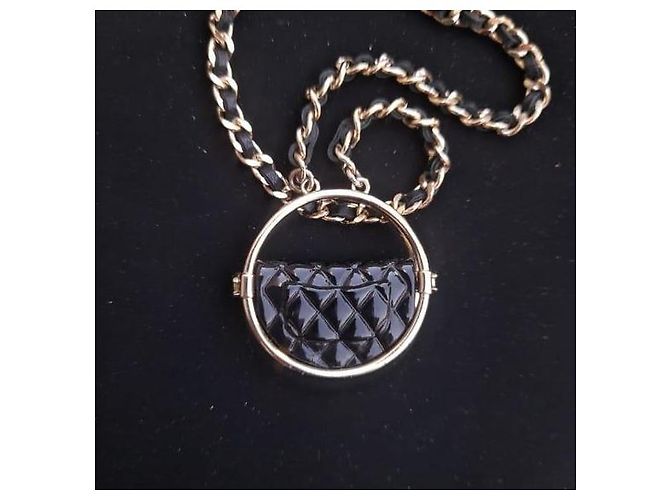 Chanel Halskette aus schwarzem gestepptem Lammleder mit CC-Anhänger Golden - Ansicht 3