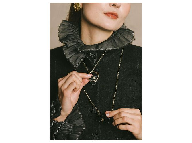 Chanel Halskette aus schwarzem gestepptem Lammleder mit CC-Anhänger Golden - Ansicht 5