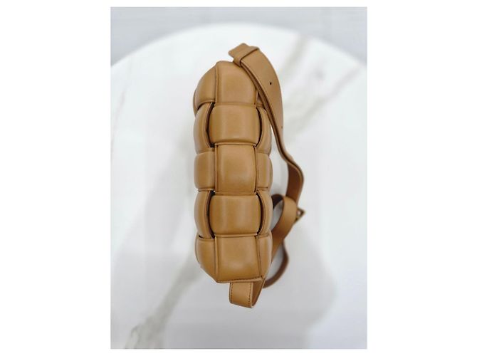 Bottega Veneta Bolsa Tiracolo Medium Cassette Acolchoada Camel Marrom - vista 11