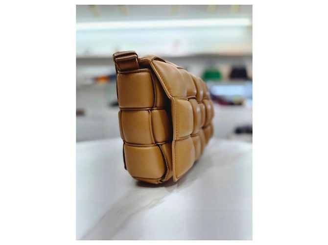 Bottega Veneta Bolsa Tiracolo Medium Cassette Acolchoada Camel Marrom - vista 13