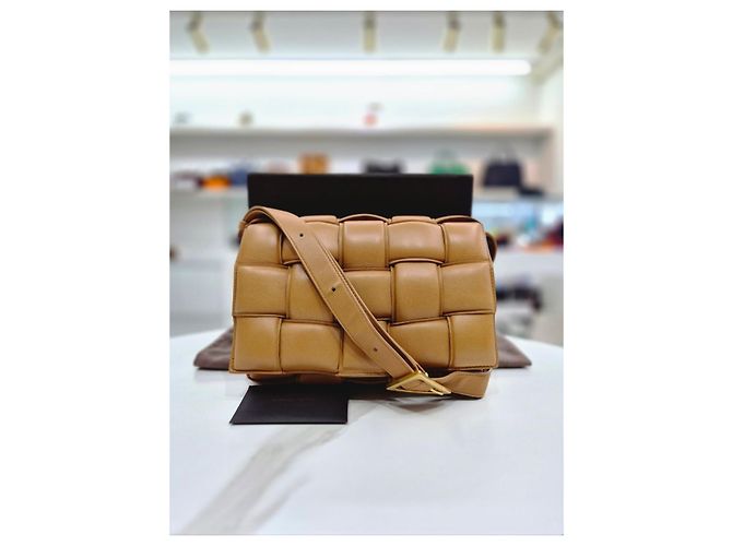 Bottega Veneta Bolsa Tiracolo Medium Cassette Acolchoada Camel Marrom - vista 2