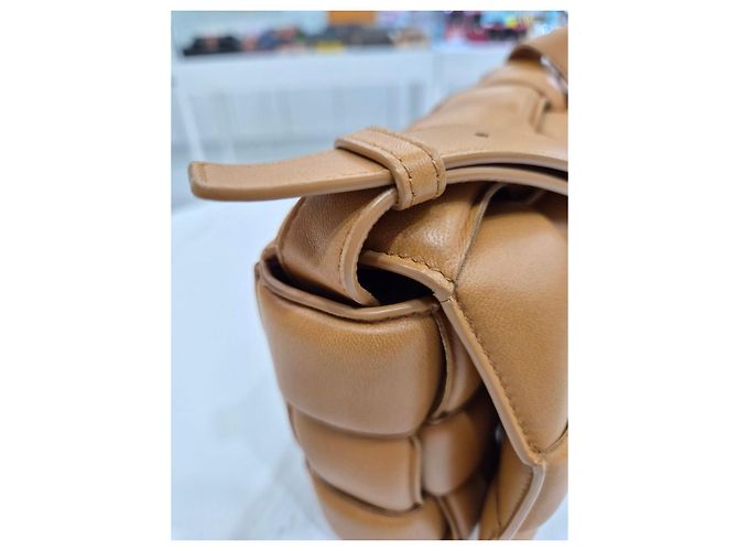 Bottega Veneta Bolsa Tiracolo Medium Cassette Acolchoada Camel Marrom - vista 21