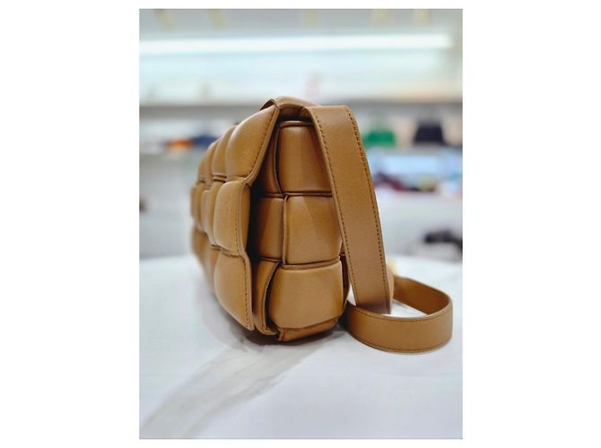 Bottega Veneta Bolsa Tiracolo Medium Cassette Acolchoada Camel Marrom - vista 4