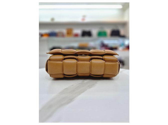 Bottega Veneta Bolsa Tiracolo Medium Cassette Acolchoada Camel Marrom - vista 7