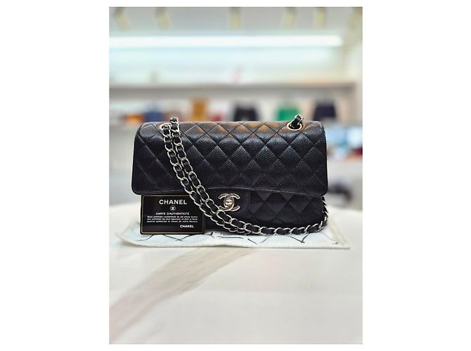 Chanel Serie di borse a tracolla Medium Silver in pelle caviar classica Nero - vista 2