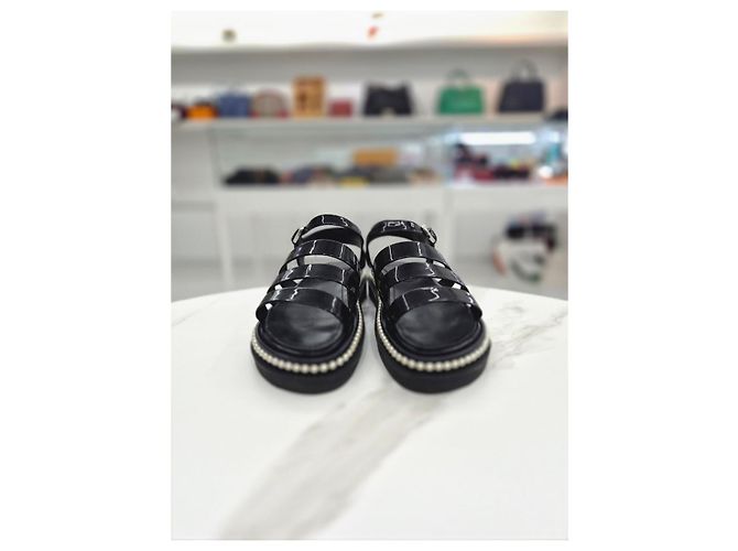 Chanel Sandalias de charol para mujer con correa de perlas Negro - vista 11