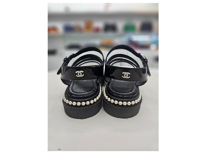 Chanel Sandalias de charol para mujer con correa de perlas Negro - vista 15