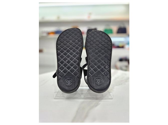 Chanel Sandalias de charol para mujer con correa de perlas Negro - vista 16