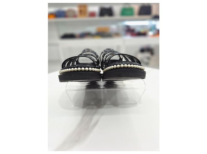 Chanel Sandalias de charol para mujer con correa de perlas Negro - vista 17