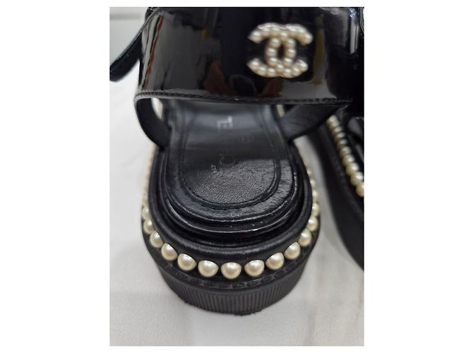 Chanel Sandalias de charol para mujer con correa de perlas Negro - vista 19