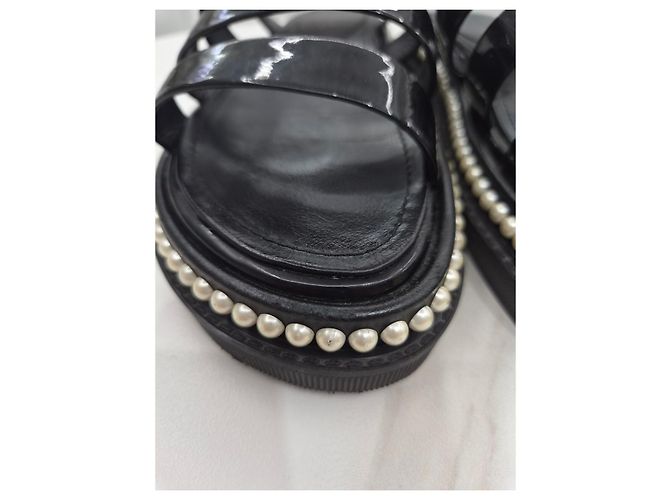 Chanel Sandalias de charol para mujer con correa de perlas Negro - vista 20