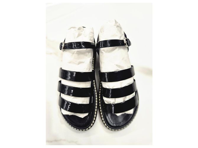 Chanel Sandalias de charol para mujer con correa de perlas Negro - vista 21