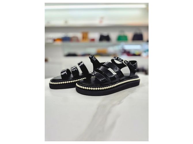 Chanel Sandalias de charol para mujer con correa de perlas Negro - vista 5