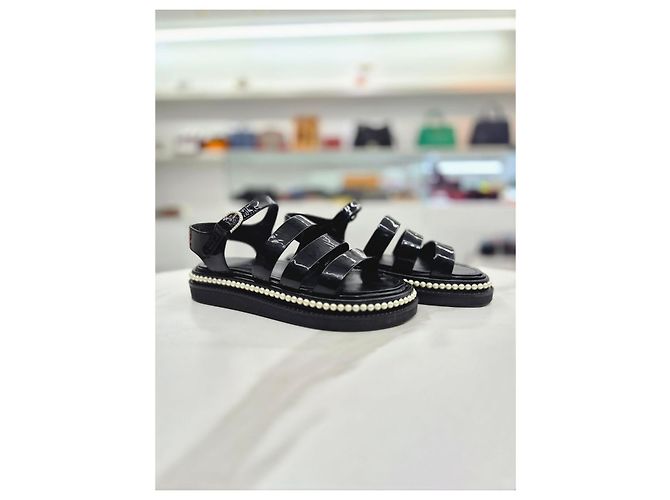 Chanel Sandalias de charol para mujer con correa de perlas Negro - vista 6
