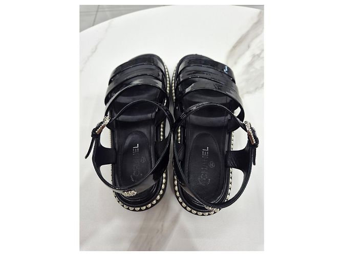 Chanel Sandalias de charol para mujer con correa de perlas Negro - vista 9