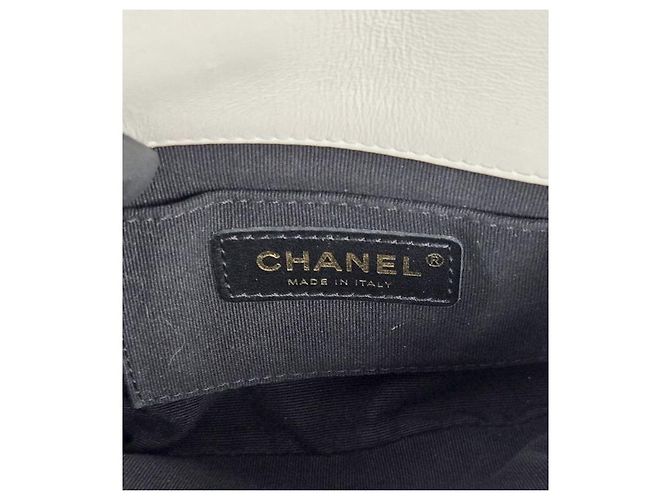 Chanel Mini Schultertasche mit Klappe in Weiß - Ansicht 11