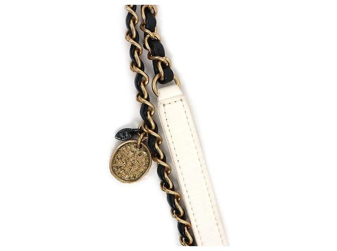 Chanel Mini Schultertasche mit Klappe in Weiß - Ansicht 9