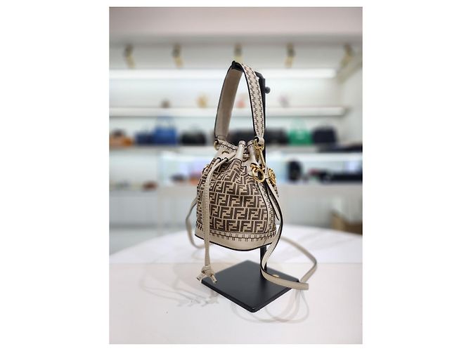 Fendi Borsa a Secchiello Montrezzo Bucket Mini a Spalla e Tracolla Marrone - vista 4