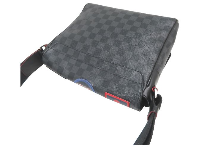 Borsa a tracolla da uomo Louis Vuitton District PM NM Nero - vista 4