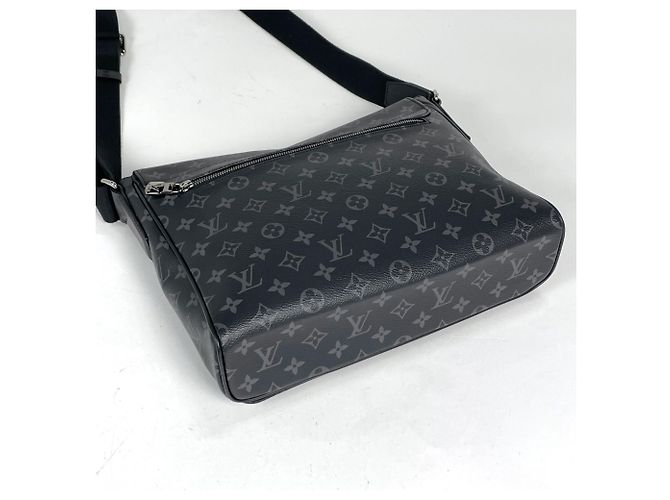 Borsa a tracolla Louis Vuitton District MM Nero - vista 2